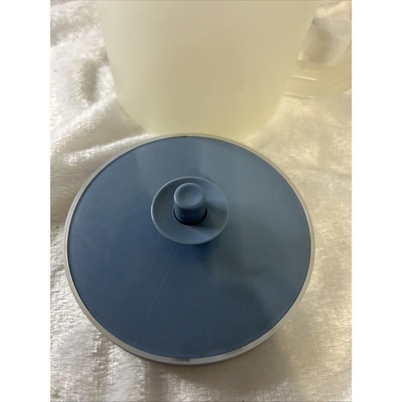 Vintage Tupperware #1575 Sheer 1.5 Qt Beverage Pitcher w/ Blue Push Button‎ Seal - Picture 2 of 7